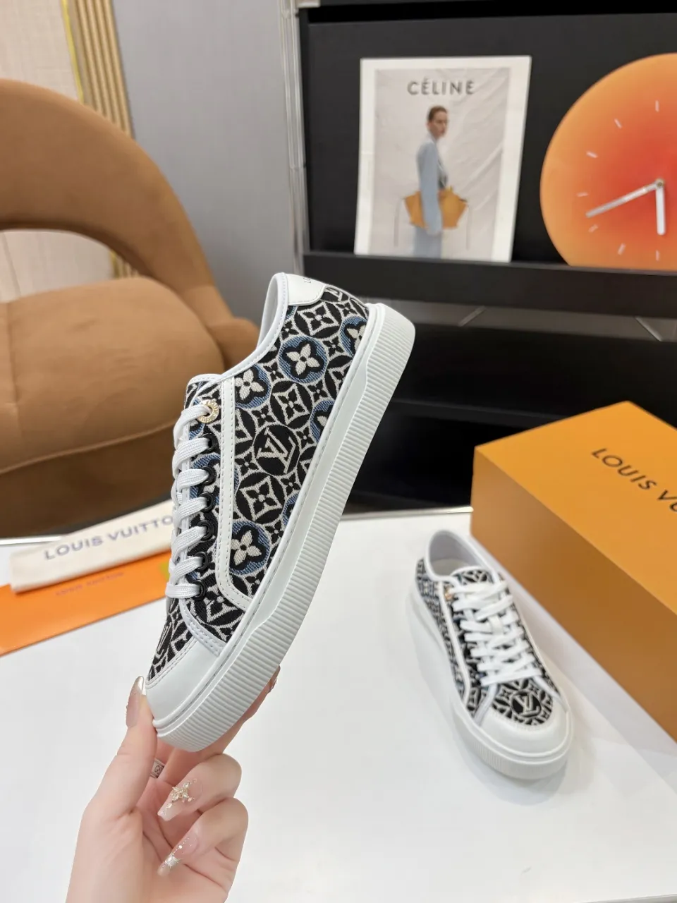 p580🐮🐮 LV couple skate shoes｜Classic jacquard, the ultimate code for a sweet outing! 👫** This pair of shoes is Louis Vuitton's love letter to fashionistas💌 - **classic presbyopic skate shoes**, the perfect choice for couples to go out on the street!  🔸 **Luxury details are a must-have**: Jacquard fabric  🔸 **So comfortable that you don’t want to take it off**: The sheepskin lining is skin-friendly and breathable, warm in autumn and winter without stuffing your feet, refreshing in spring and summer without being sticky, and you can wear it with a high-end feel in all seasons!  🔸 **Steady sense of security**: Non-slip rubber outsole, perfect grip, accompanying you through romantic streets.  **💑 Couple outfit inspiration**: ▪️ For boys, pair with leggings + baseball cap for a trendy street look!  ▪️ Girls can wear short skirts or shark pants, and the sweet and cool style is easy to choose~ **#Louis Vuitton #couple shoes #presbyopia classic** **👉 Click to collect and become the most fashionable CP in the circle of friends with him! ** Fabric: Imported cowhide/classic jacquard fabric Lining: Sheepskin lining Sole: Original rubber sole Size: Women’s size 35-42 (40/41/42 customized) Men’s size 39-45 (39.45 customized)